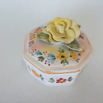 Ceramiche d-Arte di Albisola - Scatola con rosa sul coperchio.
Maiolica 